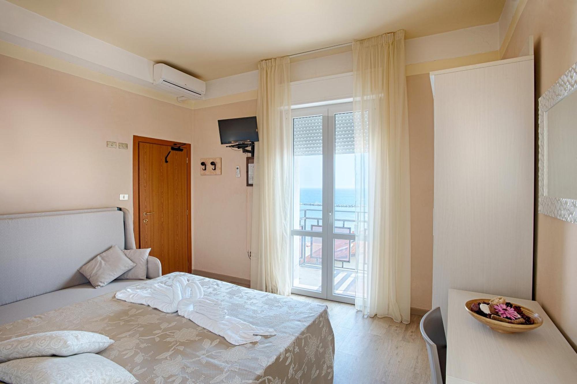 Hotel Barca D'Oro Белариа-Игеа Марина Екстериор снимка